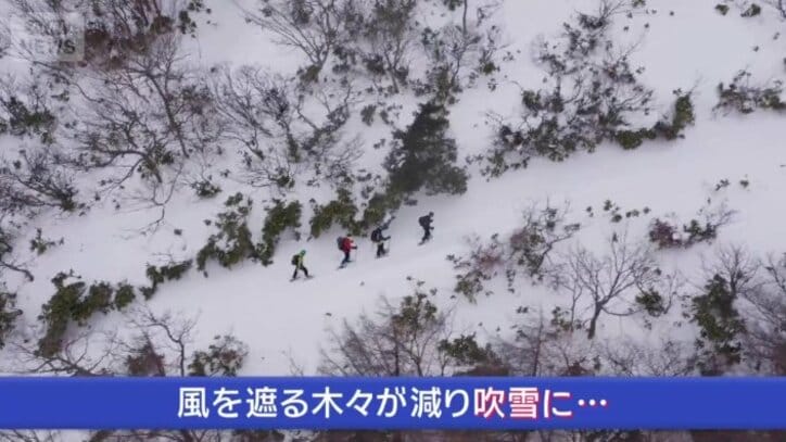 急斜面を登り終えると、冷たい吹雪にさらされる