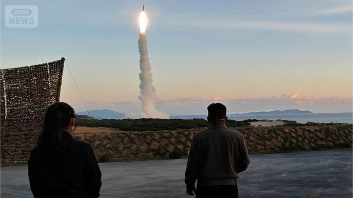10/3 発射された北朝鮮のミサイルを視察する金親娘
