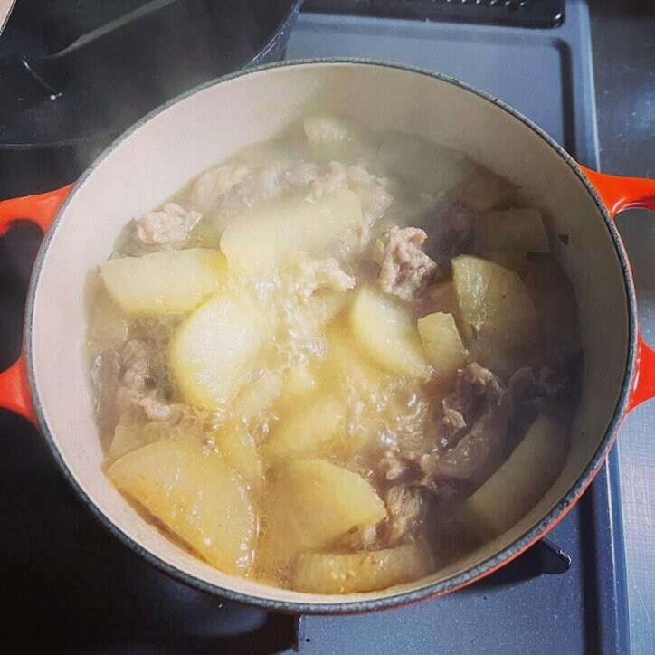 丸山桂里奈『ル・クルーゼ』の鍋で作った料理を公開「いつも圧力鍋ですが」