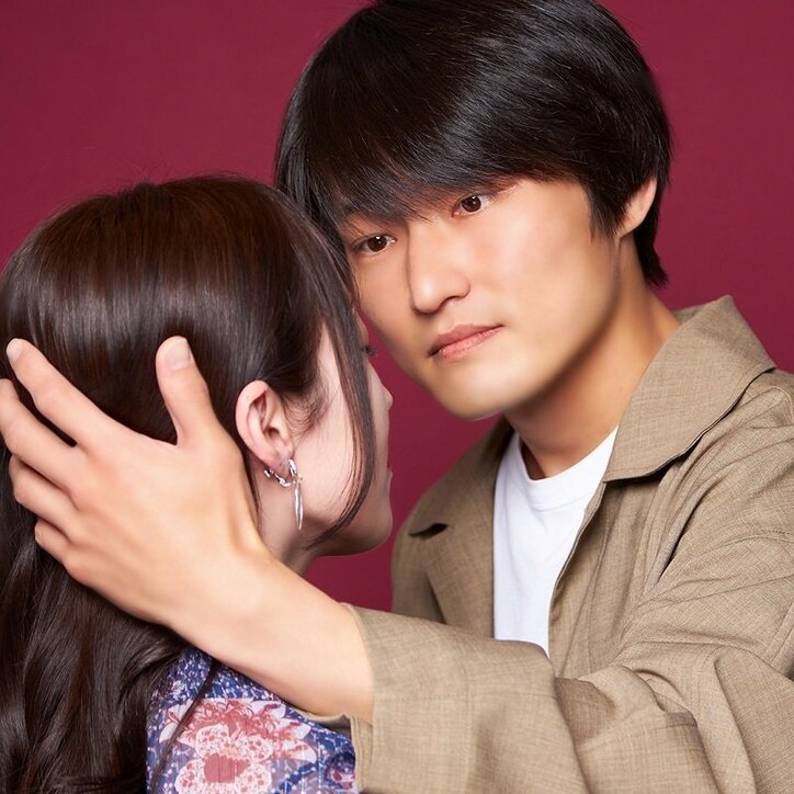 ハリセンボン近藤春菜、初公開の本格“キス顔”に視聴者反響 『ドラ恋』スタジオメンバーのキービジュアル風写真解禁