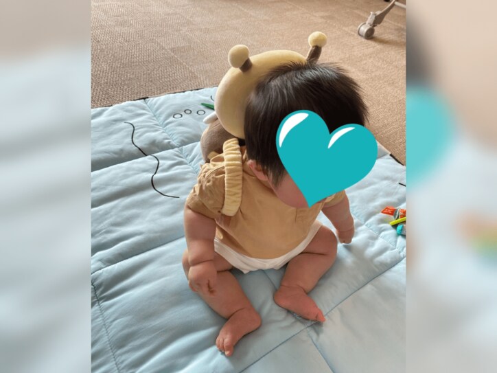 【画像】クッションを背負う赤ちゃん