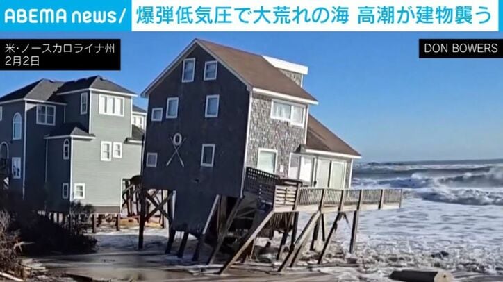 崩れ落ちる建物
