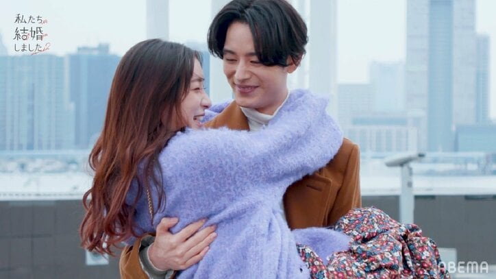 塩野瑛久、ひざまずいて足立梨花にプロポーズ！「僕と結婚してください」お姫様抱っこも『私たち結婚しました2』第1話 2枚目