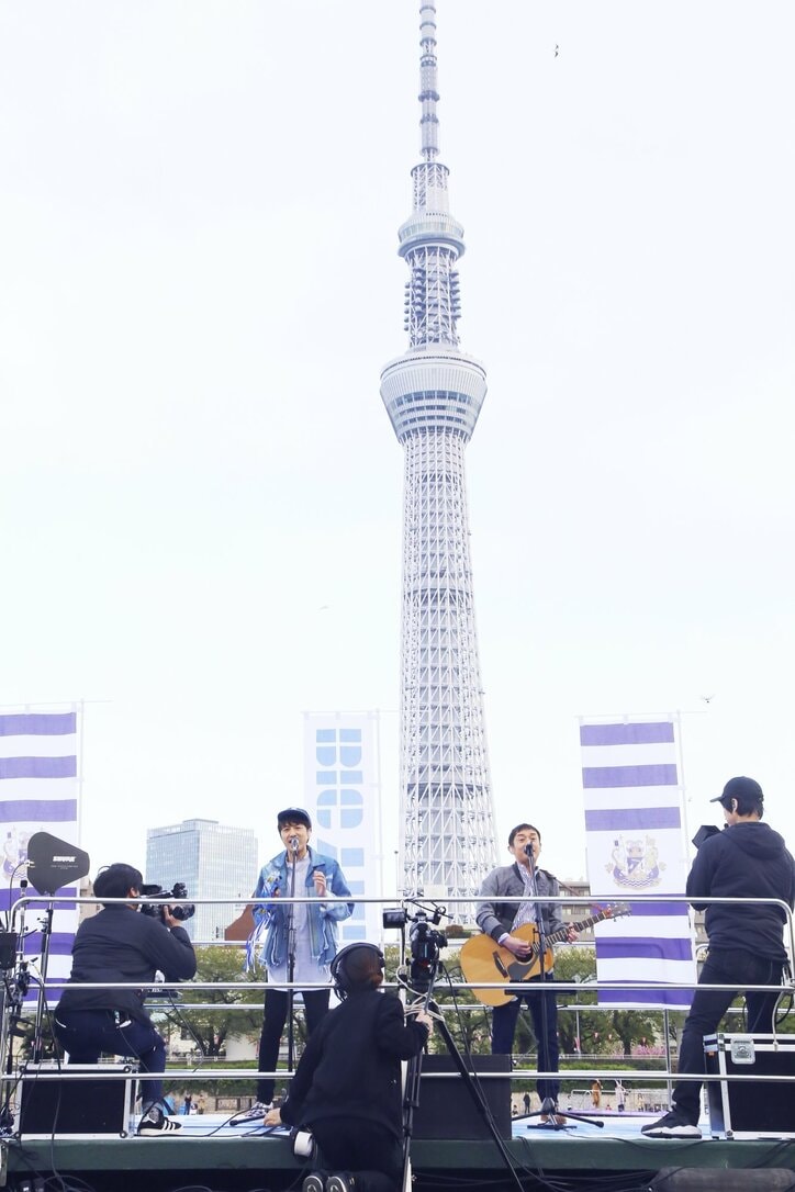 ゆず、船上ライブで隅田川の空に「栄光の架橋」響かせる＆ツアー3公演追加決定