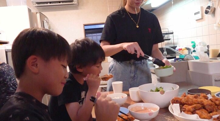 【写真・画像】“6人兄弟大家族”の美人ママ（34）、10人乗りの愛車を公開し「すごい」「ロケ車みたい」の声　2枚目