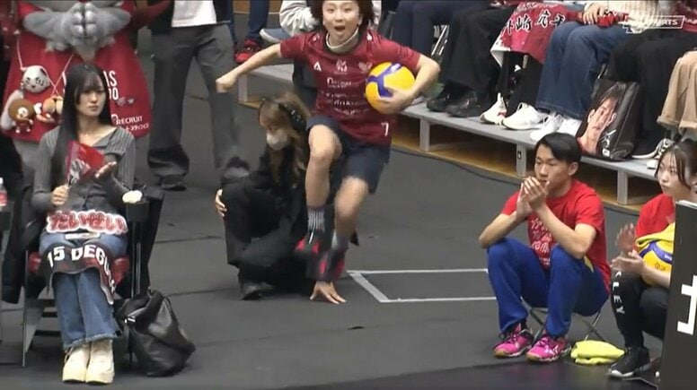 高橋成美の“元気すぎる”始球式がすごい「可愛いすぎ」男子バレーの試合前に会場ほっこり