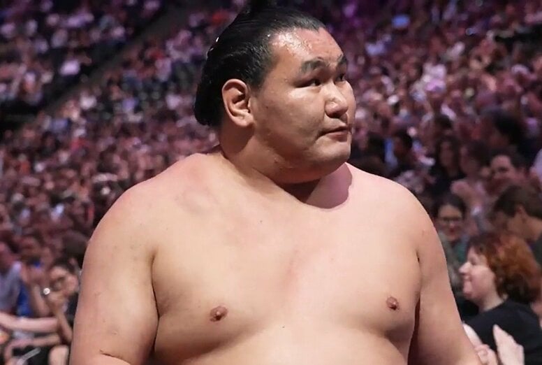 豊昇龍が高安に見せた“優しい”笑顔 取組直後にカメラが捉えた印象的だった一コマ 大相撲パリ公演