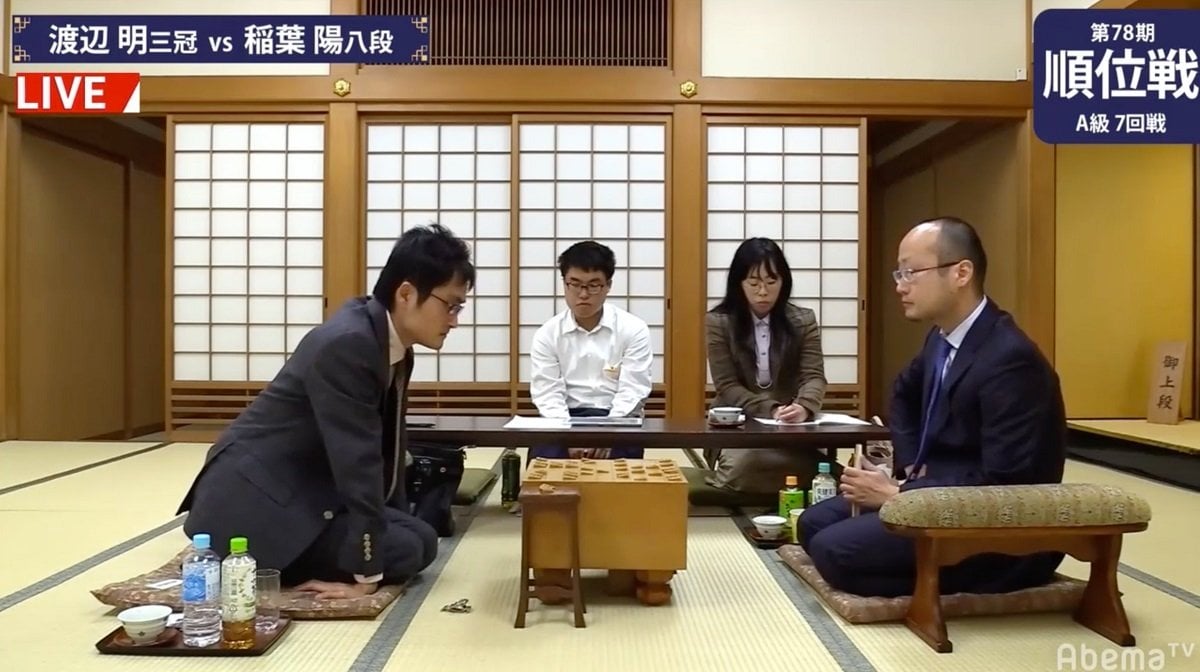 渡辺明三冠、初の名人挑戦へ無傷の7連勝なるか 稲葉陽八段と対局中 