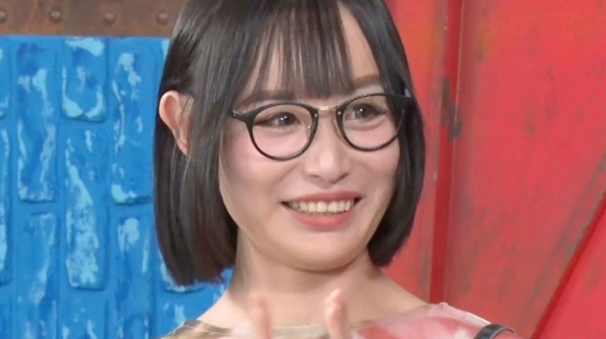 母は有名なアダルトサービスの開発者」不動産王の娘、“芸人兼