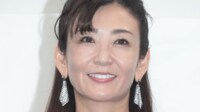 貝殻ビキニ姿が話題・中島史恵(56)美ボディー際立つ大胆衣装で新作トレカ撮影