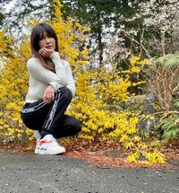 「カッコいい」「しぃーちゃんも素敵」工藤静香、レンギョウをバックに“スポーティな姿”を披露