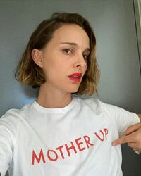 ナタリー・ポートマン、ティーンママを助けるためにTシャツでサポート