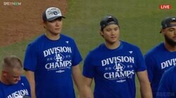 大谷翔平、歓喜の輪でも欠かさぬ“気配り”…スルーされたグータッチ→コーチ呼び止め“神対応” 試合後カメラ捉える