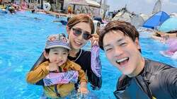  おばたのお兄さん、プールで撮影した家族ショットを公開「暑い毎日ですが我が息子の成長もかなりアツイ」 