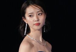 中町綾、美しい胸元&美脚を大胆披露！セクシーな装いと圧巻スタイルに視聴者悶絶「えぐい」「まじ美人」