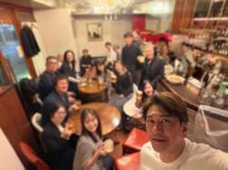 川崎麻世、妻の店を手伝い貸切パーティの様子を報告「板について来た感じです」 