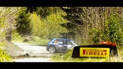 狭い林道で攻めすぎた…ラリー車が一瞬で真横を向く衝撃の瞬間 マシンは1回転半して大破“4秒後の悲劇”