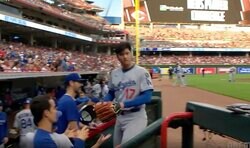 何が起きた？ 大谷翔平、降板時に“まさかの光景”「感動した」ベンチでのサプライズシーンが話題に「頭が下がる」「いいチームだな」