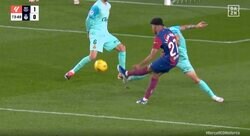 メッシ以来の才能！「16歳でエース」「もはや神」 GKが動けず… 美しい放物線を描く“超スーパーゴール”が炸裂した瞬間　バルサの神童が警戒されている左足で決めた一撃