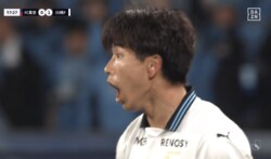 伝説級の珍プレー！“前代未聞のファウルスロー”が爆笑の渦「慌てすぎだろw」「林さんの『山田く〜ん！』が面白い笑」「得点直後に酷すぎる笑」川崎FWに解説陣も総ツッコミ