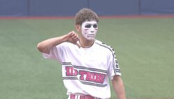 樽美酒「何で打つかな？」と不満露わ　森本稀哲氏とのハマスタ始球式対決