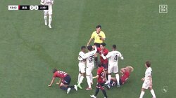 なにが起きた？鹿島・鈴木優磨が味方へのラフプレーで相手に詰め寄りあわや乱闘寸前　小競り合い→顔面タッチで倒れ込んだ瞬間「痛いところだったかも」