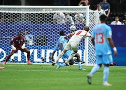 どうした…！？ コンゴ代表GK、シュート被弾で“異変”「ん？なんで」「速すぎてバグってる」怪物ケインの弾丸ミドルに“まさかのリアクション”