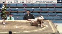「今のは何だ？」大相撲三月場所で“ウルトラの足取り”に脚光！ 62キロの小兵が130キロを転がす「名人」「足と相撲を取る男」
