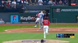 「これは珍しい」大谷翔平の打席で激レア光景…まさかの結果に本人も上空見上げ“フリーズ”一歩も動けなくなる状態に「ノックかと思った」