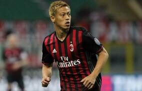 名門ミランの10番を着けた2人がカタールで再会！本田圭佑がレジェンドとの2ショットを披露「最近の子供たちは分かってくれるかなー？」