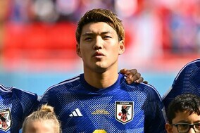 「最高な２人」「ガンバの誇り」堂安律、ともにスーツで決めた“憧れの先輩”との肩組み豪華２ショットに反響！