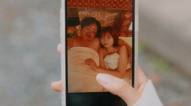 女子中高生　ラブホ 写真・画像】友達のブサイクな彼氏とのラブホ写真に爆笑「あんなのに絶対裸見せたくない（笑）」女子高生の本音がエグくてリアル『泥濘の食卓』 1枚目 |  ドラマ | ABEMA TIMES | アベマタイムズ