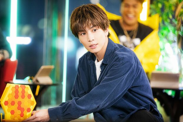 岩田剛典、“雑用係”任命であたふたカンペ持ち！レアな姿に三代目JSBメンバーから総ツッコミ「座ってる場合じゃないよ」「すぐ動く！」【BEST BROTHERS / THIS IS JSB発売記念ファンミ】