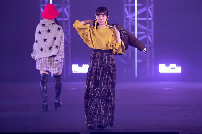 日向坂46、TGC×DASADAコラボステージに登場！ ハッピーオーラ振りまくランウェイでおひさま魅了 4枚目