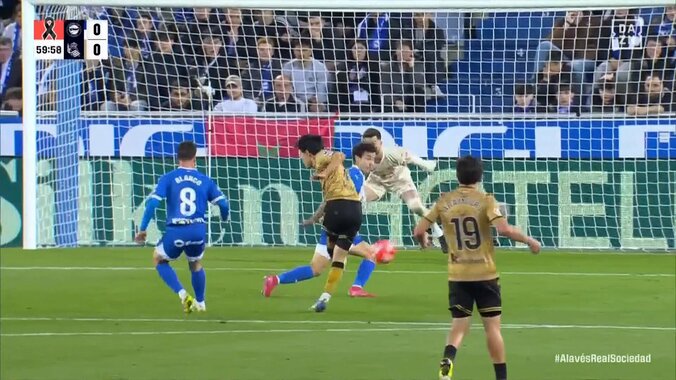 久保建英“地獄のような試合”で唯一の決定機「さすが久保」「今日イチの見せ場」こぼれ球に音速反応→ニア強襲の一撃 4枚目