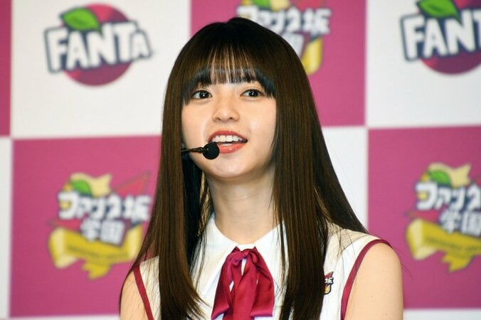 カズレーザー、斎藤飛鳥に「小顔すぎる！」　乃木坂メンバーが「変顔ボトル」に大はしゃぎ 2枚目