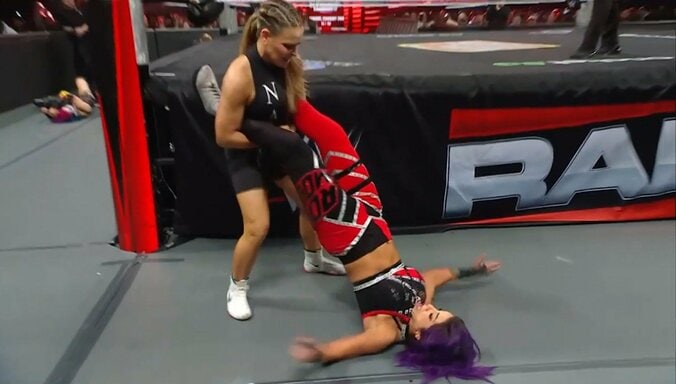 ひどすぎる…女子レスラーが鉄柱に“ゴン” 反動を利用して無慈悲すぎる“一撃” 2枚目