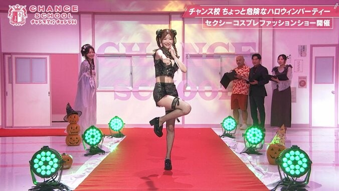 「短くない！？」人気キャバ嬢が“攻めすぎ”チャイナ服で美脚あらわ…ベッキー困惑＆クロちゃんニヤニヤ 2枚目