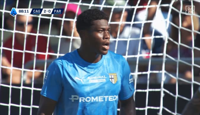 【写真・画像】意見が真っ二つ！ 鈴木彩艶の失点は「バウンドむずい」「弾く場所が悪すぎた」元日本代表GKの見解は？「手が先に…」　1枚目