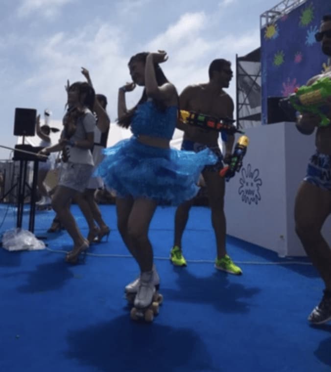 サンシャイン池崎、ローラースケートアイドルと“ジャスティス”ポーズ「イェーーーーイ」 4枚目