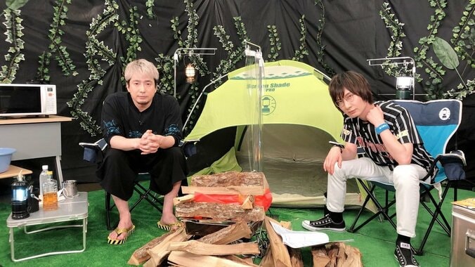 安元洋貴＆前野智昭が“キャンプ風”セットで開放的な気分に！？“電子レンジカレー”作りで男の料理を披露 1枚目