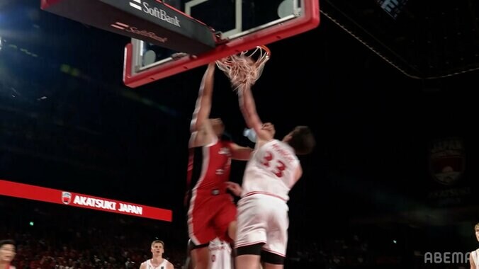 「惚れちゃう！」211cm相手に“片手スラムダンク”炸裂！「まるで流川楓」「良い意味で日本人っぽくない」吉井裕鷹が豪快弾→ベンチもお祭り騒ぎ【バスケ男子代表】 4枚目