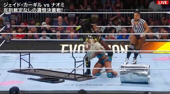 ナオミがジェイドを椅子付近へ引っ張り込む