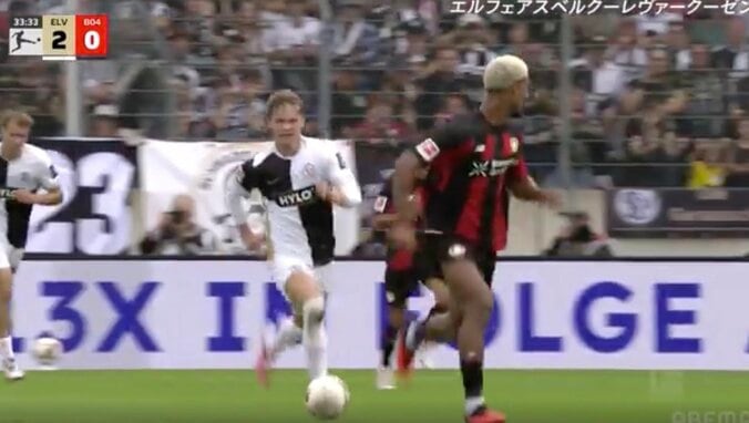 どうなってんだよ！ 衝撃の“ピッチ縦断ドリブル突破”「なんだこの怪物は」「最高だ」大番狂せ！1部初挑戦・エルフェアスベルクFWの“圧巻ボールキャリー” 3枚目
