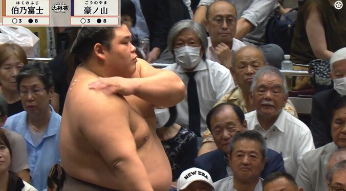 立ち合い直前で“奇声”、伯乃富士が“待った”でほっこり珍光景「あれ、おっちの肩に…」一体、何が？ 4枚目