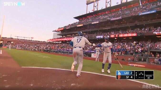 【写真・画像】大谷翔平、138m特大弾で反撃の狼煙上げ感情露わ 「これは勢いに乗る一発」一塁方向へ目をやり“ポン”と手を叩く　1枚目