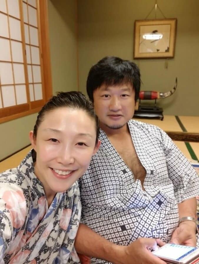 小原正子、クリスマスイブに温泉へ　プレゼントに夢中な息子たちの写真も公開 1枚目