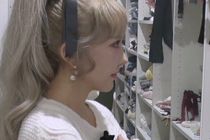 【写真・画像】「整形総額1000万円」34歳美人ママの自宅クローゼットに衝撃「4〜500着」の衣装がずらり　1枚目