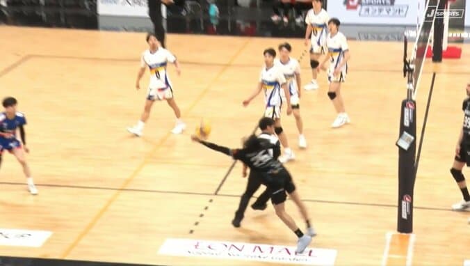 「すごい技を…」男子バレー、リベロが執念の“ゼロ角度”返球 アリーナ喝采 2枚目