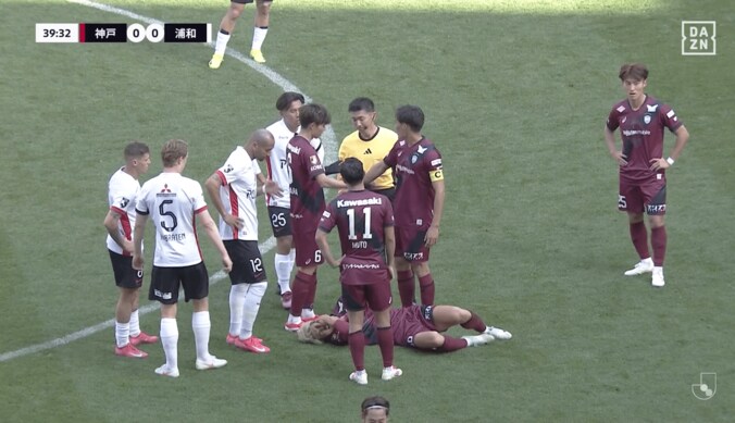 波紋！ 大迫勇也が“顔面に肘”で悶絶…ホイブラーテンと激しい肉弾戦「カードでしょ」「正当にボールに行ってる」ファンの意見が割れた瞬間 4枚目